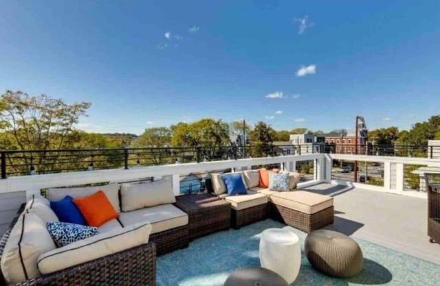 Luxury Townhouse with rooftop view of downtown!