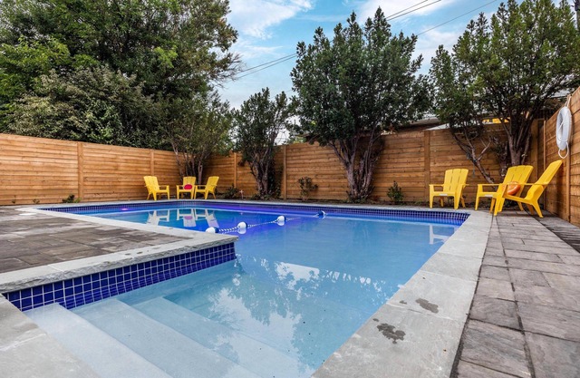☆ Luxury Unit - HEATED FLOORS, WORKSPACE, CENTRAL LOCATION & FREE PARKING ☆