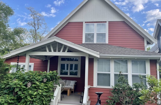 Luxury vacation cottage - walk to beach/downtown New Buffalo and pool!