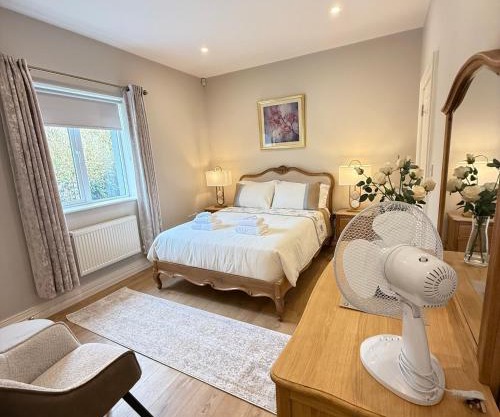 Luxury Vacation Home on the Ring of Kerry-Wild Atlantic Way with Mountain & Sea Views - 5 min walk to Glenbeigh Village - 10 min drive to Rossbeigh Beach & Dooks Golf Course - 30 minute drive from Muckross House and National Park