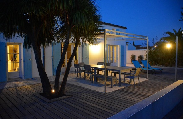 Luxury villa with swimming pool in a quiet and wild environment