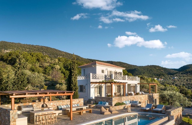 Luxury villa-250m from waterfront-panoramic sea views-minutes from beaches