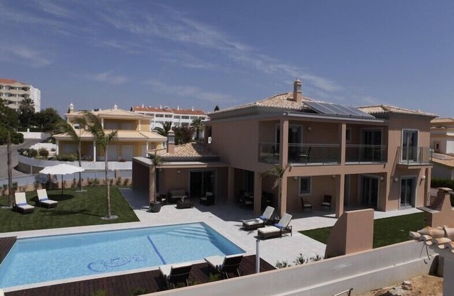 Luxury villa - 300 meters from galé Beach- wifi, air cond.clean service incl.