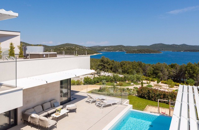 Luxury Villa Aquila with Pool