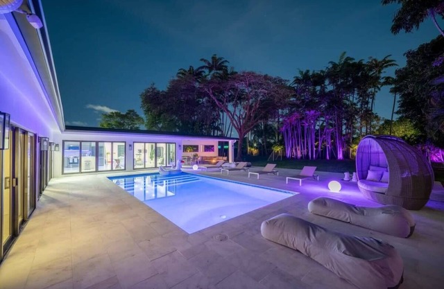 Luxury Villa Azure with Heated Pool 20min to Beach