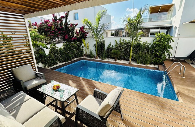 Luxury Villa Bird of Paradise.With Private Pool close to beach and Paphos centre