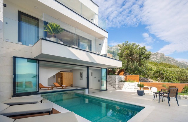 LUXURY VILLA BLUE MOON