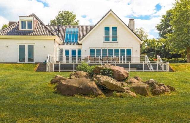 Luxury Villa for Groups with modern bathrooms, Spa, Sauna, Indoor Pool, Professional Kitchen