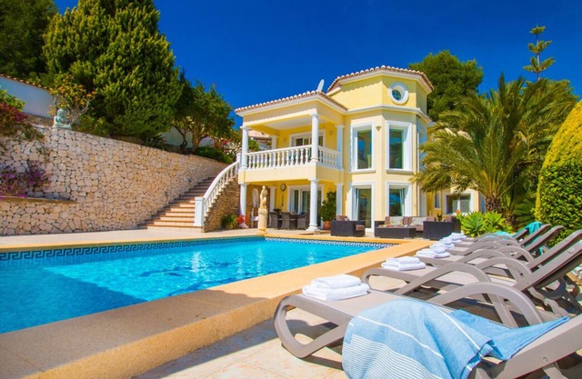 Luxury villa for rent with large 10 by 5 pool
