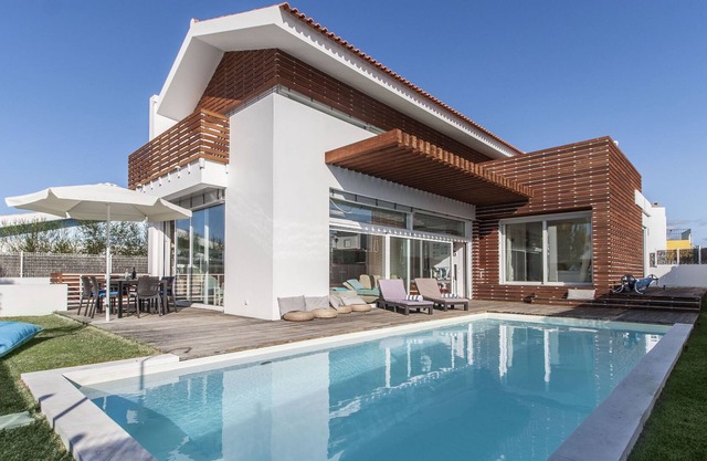 Luxury villa located at 2.5 km from the beach of Comporta and 9 km from Troia