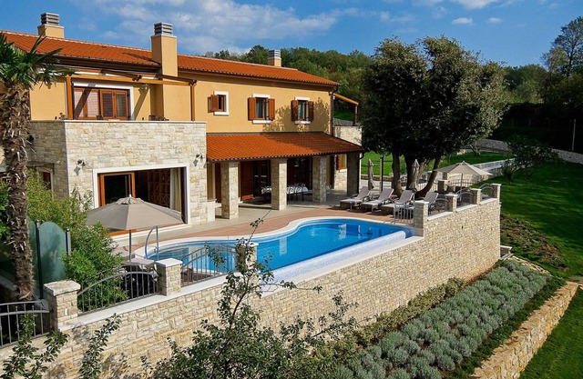 Luxury Villa Retreat with Infinity Pool