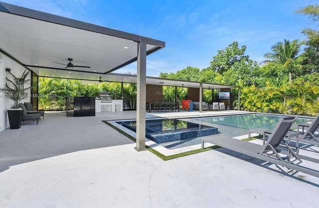 Luxury Villa Solara w Heated Pool Hot Tub BBQ