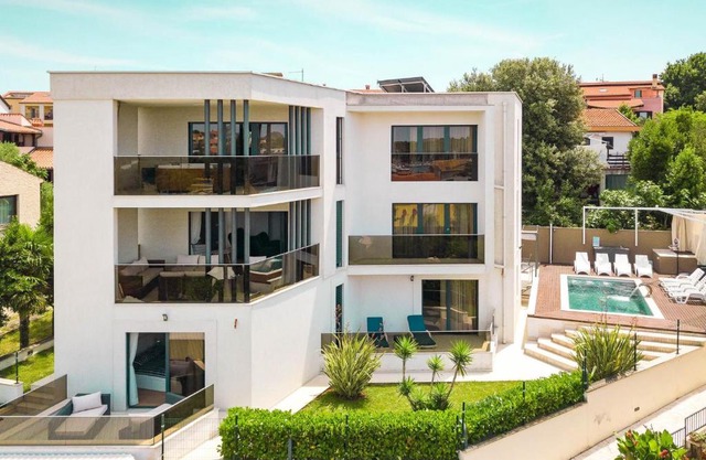 Luxury villa with sea view, pool and jacuzzi near the beach in the town of Pula