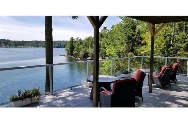 Luxury w/FIRE PIT, HOT TUB, KAYAKS by the water! PEACEFUL, PRIVATE & THE VIEW!
