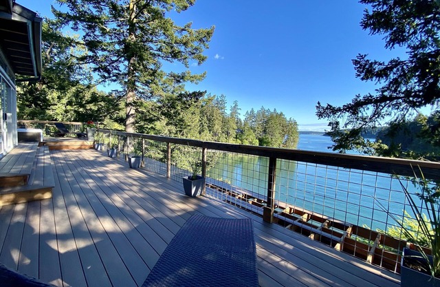 Luxury Waterfront Estate, Hot Tub, Mooring, Gated Privacy, Multi-Family