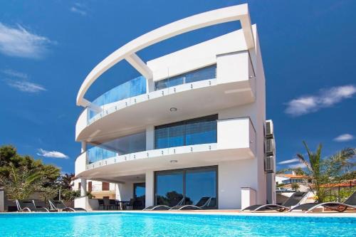 Luxusvilla Sunrise Premantur mit Pool