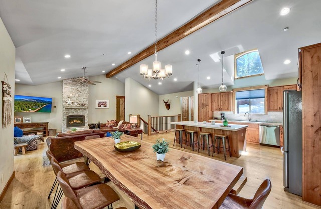 Lx22 Lake Tahoe north shore 4 bed cabin w/hot tub