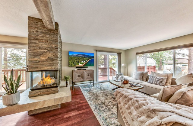 LX7 Luxury MidCentury Brand New Build Villa with Hot tub