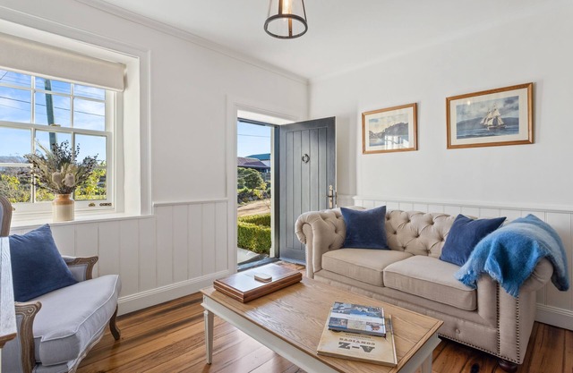 Lythgo's Row Colonial Cottages