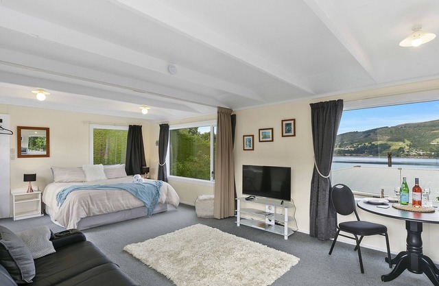 Macbay Retreat - Macandrew Bay Holiday Home