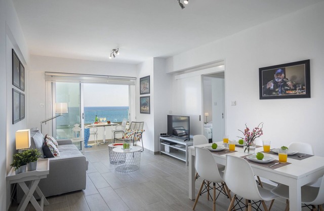 Mackenzie Zoe Seafront Suite