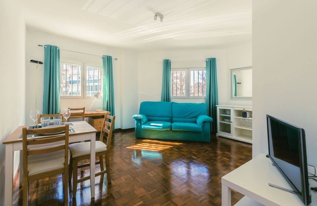 Madrid Rio Perfect location for exploring Madrid! Modern 1-bed flat sleeps 2.