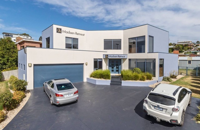 MADSEN RETREAT B&B Penguin - a boutique 4 star experience- Whole First Floor