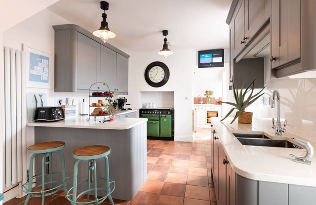 Maelog Villa : Spacious 4‑Bed Pet-Friendly Townhouse with Sea Views in Rhosneigr | Managed by Angles