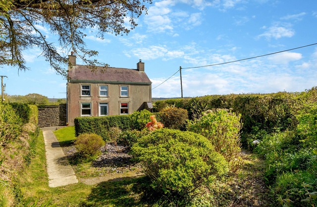 Maenllwyd - Three Bedroom House, Sleeps 5