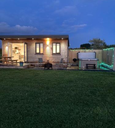 MAESLLAN CABINS - 'Golwg Y Mor'