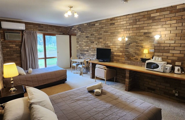 Magdala Motor Lodge & Lakeside Restaurant