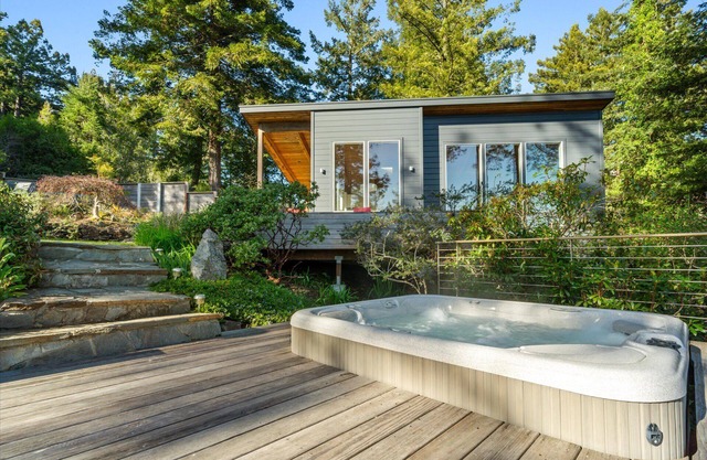 Magic Madrone~Lovely & Warm Getaway w/Stunning Redwood Views! HotTub/WiFi