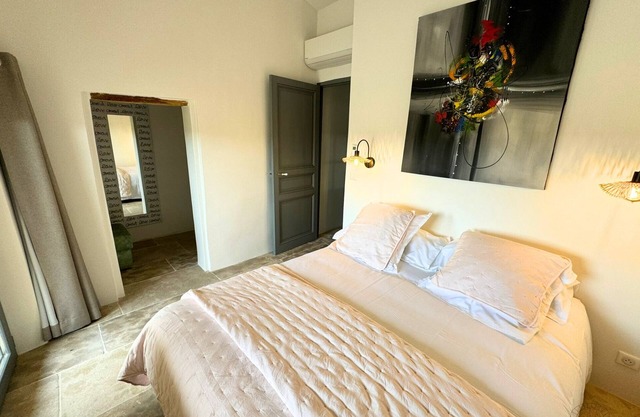 Magnificent village house, 8 pers, air conditioning, pool, spa