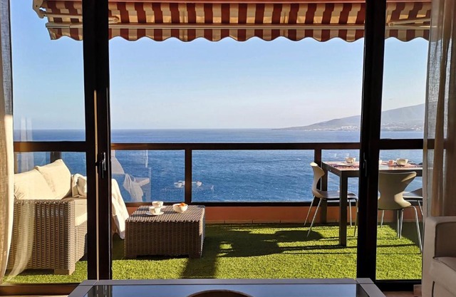 Magnific flat with panoramic sea views