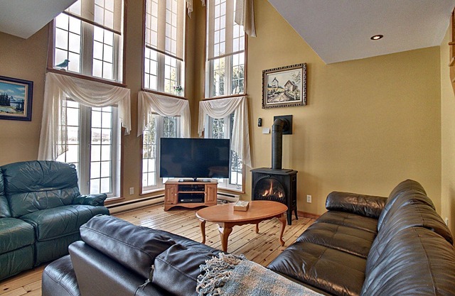 Magnificent cottage on the shores of Lake Nairne in Charlevoix