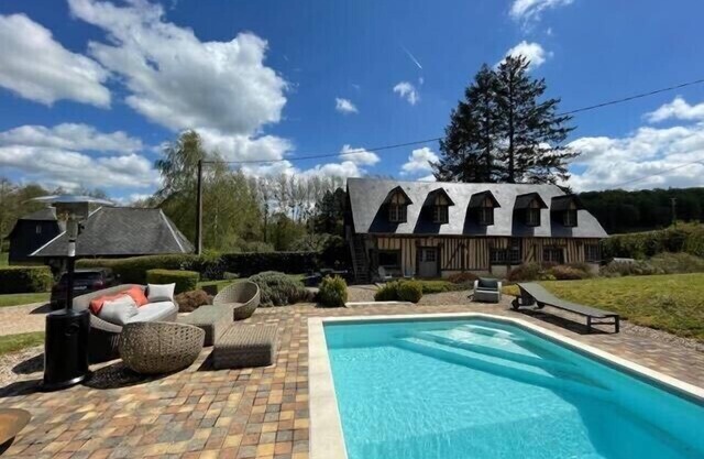 Magnificent country house, private garden and heated pool, 15 min from Deauville