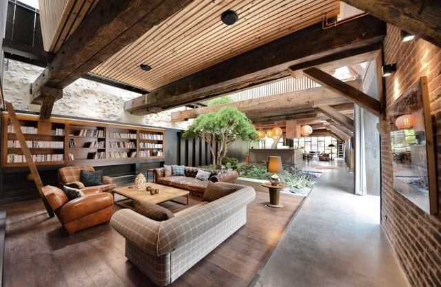 Magnificent, 700-sq.m refurbished wine storehouse in central Bordeaux-Chartons