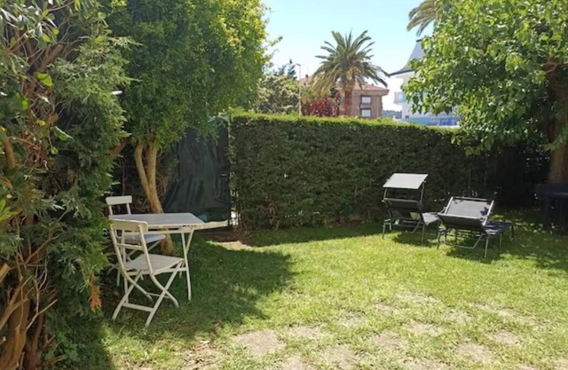 Magnificent flat in beach and leisure area with private garden and garage