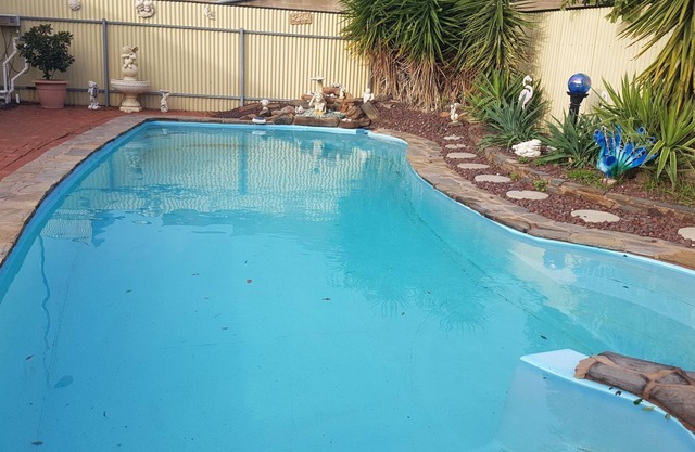 Magnificent Mid Century Modern Pool house between CBD/Glenelg. Sleeps 22