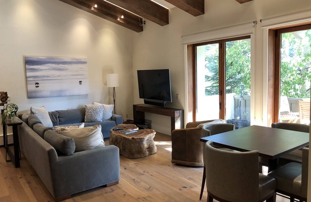 Magnificent Pent House 4bd 4ba pool and Hot tub In vail Village. Lic#008001