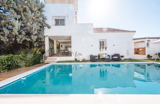 Magnificent Villa with large pool and garden with 100% private views in Seville