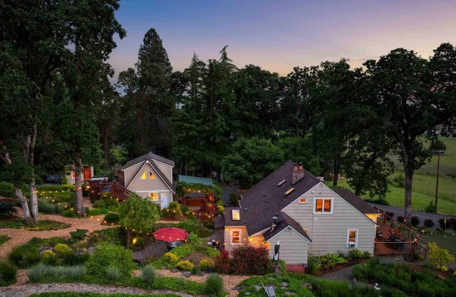 Magnificent West Linn Escape on Two Acres, Golf, Hot Tub, Water Feature, 25 Min To Portland