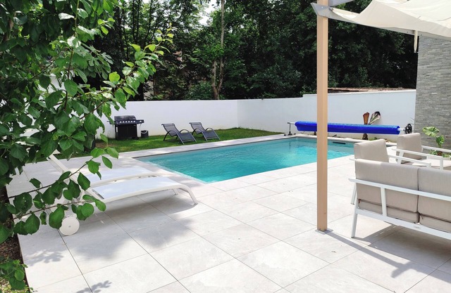 Maison Contemporaine Avec Jardin et Piscine