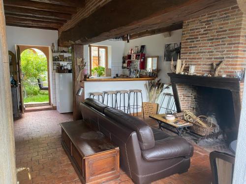 Maison de marinier les pieds dans l'eau face à la Loire