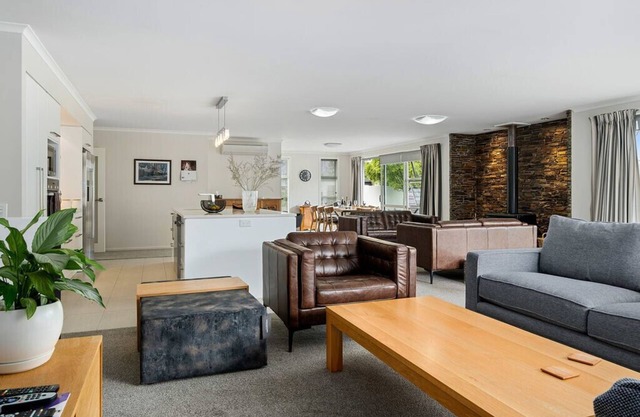 Maison de Maude - Lake Hawea Holiday Home