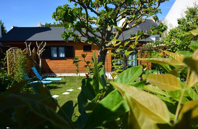 Maison en Bois de Plein Pied, au Calme Avec Jardin Fleuri Privatif de 300 m2