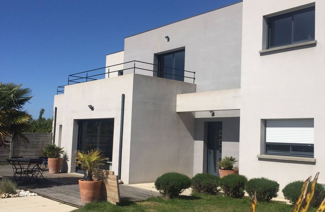 Maison Moderne Avec Piscine Chauffée Dans la Baie du Mont st Michel 200m2