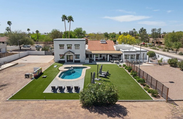 Majestic Cactus - Spacious 5-bedroom, Pool, Hottub, Bball and sand Vball court.