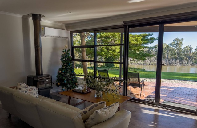 Majestic Murray River house with stunning panaromic river views