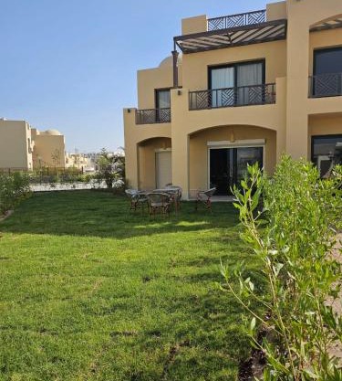 Makadi home lake view & garden